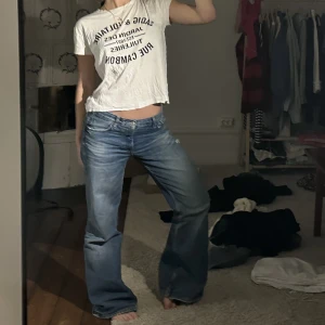 Zadig & Voltaire T-Shirt - Säljer vit T-Shirt från Zadig & Voltaire. Står ingen storlek men skulle säga S. På sista bilden syns två minimala hål! Annars är den bra skick:)