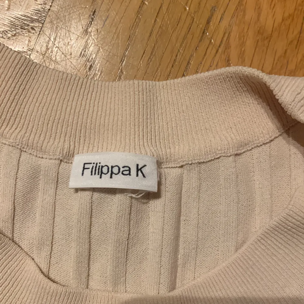 Säljer denna supersnygga tröjan från flippa k då den inte kommer till användning, ny pris ungefär 1800 o säljer nu för 100 då den har en liten defekt🤍 skriv för mer info eller prisförslag🫶🏻. Stickat.