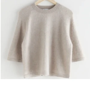 Stickad tröja från Other stories  - Beige stickad tröja från Other stories!💕 Köpt på plick men i fint skick💕Om många är intresserade blir det budgivning💕