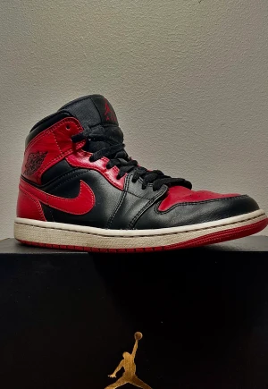 Jordan 1 Mid bred, storkek 41 - Ett par Jordan’s jag köpte för ca ett år sedan för 2000kr. Skorna är i bra skick och det finns inget slitage på läderrämsorna. Skriv för fler detaljer eller bud. Alla bud är välkomna!