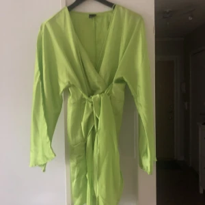 Klänning från gina - Grön klänning från Gina. Knappt använd.