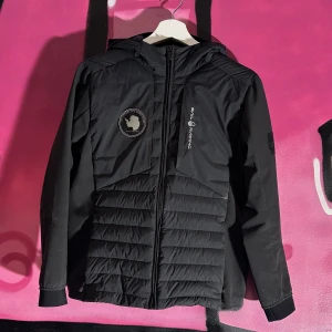 Sail Racing Jacka - Tjena säljer min gamla trotjänare till jacka!! Sjukt stilig jacka till ett bra pris. 😄 skick är 7,5/10 rätt smutsig på bilderna men det är tvättat. 👌😄