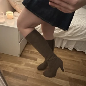 Boots - Sjukt snygga mocka boots i beige/ rosa färg!