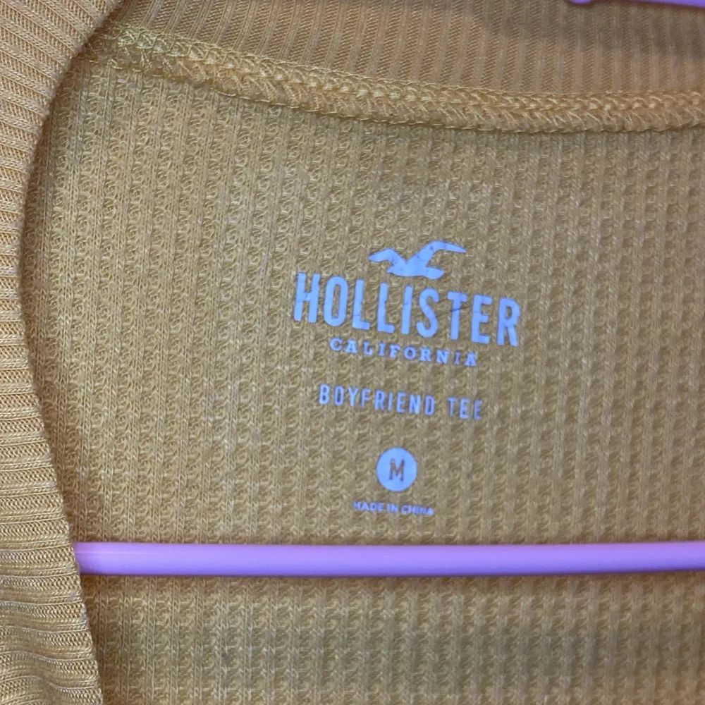 Gul tröja med detaljer från Hollister. Tröjor & Koftor.