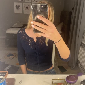 Trekvartsärmad kofta - Säljer denna trekvartsärmade kofta, passar en xs/s. Inga defekter❤️