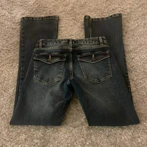 Blåa lågmidjade bootcut jeans med fickor, stolek 34. Innerbenslängd 75 cm 🤩 Använt fåtal gånger Säljs för att de är för små. Köparen står för frakten💌