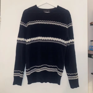 Marinblå tröja med mönster - Storlek M. Säljs då den tyvärr inte kommer till användning längre. Jättefint skick och skönt material. För fler bilder/info skriv i DM😇💓