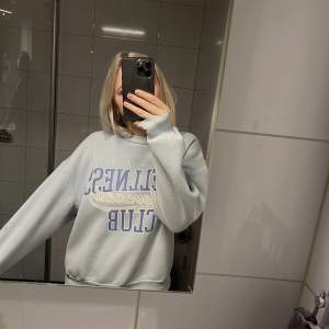 Sweatshirt ifrån gina, likadan som den innan fast med annat tryck o färg💞Skriv vid frågor!!🤩