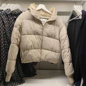 Puffjacka beige Monki - Puffjacka från Monki. 