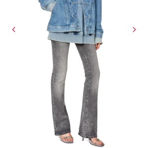 Diesel jeans grå - Diesel jeans, nästan helt oanvända. Skit snygga och coola. Dom är stretchiga men passar mig super som vanligtvis har 34 ibland 36 i jeans. Nypris: 1800kr