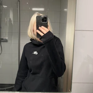 Nike Hoodie - Jätte fin Nike hoodie som är ifrån barnavdelningen i stl L. Men den passar mig som har Xs/S i tröjor💓 