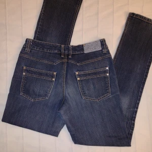 Blå y2k jeans/stretchjeans - storlek 38/L - Blå smala y2k stretchjeans. Mjuka och sköna och så snygga i bak. Storlek 38L - innerbenslängd ca 84 cm och ca 40 cm tvärs över i midjan. Lite slitna längst ner och insida lår. 71% bomull, 27% polyester och 2% elastan. 