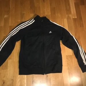 Adidas fleece  - Adidas fleece ish tracksuit tröja från tidigt 2000 tal riktigt fet med fickor på magen med dragkedjor.