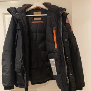 Parajumper vinterjacka strl S - Hej, säljer min parajumper vinterjacka. Strl Young medium, passar dig som har strl S. Päls fås med om så önskas. Alla tillbehör med ett extra märke följer också med.