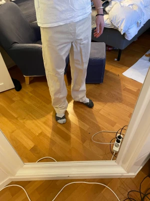 Lätt oversized jeans - Säljer mina supper snygga jeans. Knappt använda inga skador eller fläckar. Nypris runt 600 kr. Passar bra på mig och jag är 180 cm men kan nog passa flera längder beroende på hur man vill att de ska sitta.