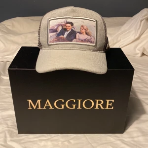 Maggiore keps  - Säljer min Maggiore keps då den inte kommer till användning, köpte den ny när den kom ut. Skick: 10/10.  Skriv för fler bilder.