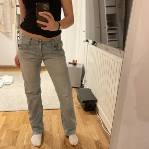 Lågmidjade vintage Jeans ljusblå - Ljusblå vintage jeans från Paris. Sitter perfekt på mig som har storlek M och är 174 cm lång