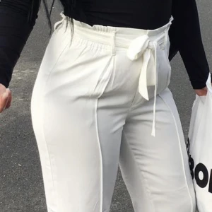 Kostymbyxor - Kostymbyxor köpta på Bikbok, endast använda några få gånger. 🤍