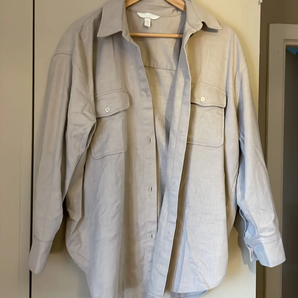 Oversized skjorta i lite tjockare material från H&M. Bra kvalitet och fint skick💗 Allt ska bort så priser är diskuterbart☺️. Jackor.