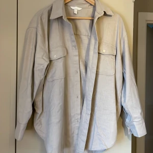 Skjort-jacka - Oversized skjorta i lite tjockare material från H&M. Bra kvalitet och fint skick💗 Allt ska bort så priser är diskuterbart☺️