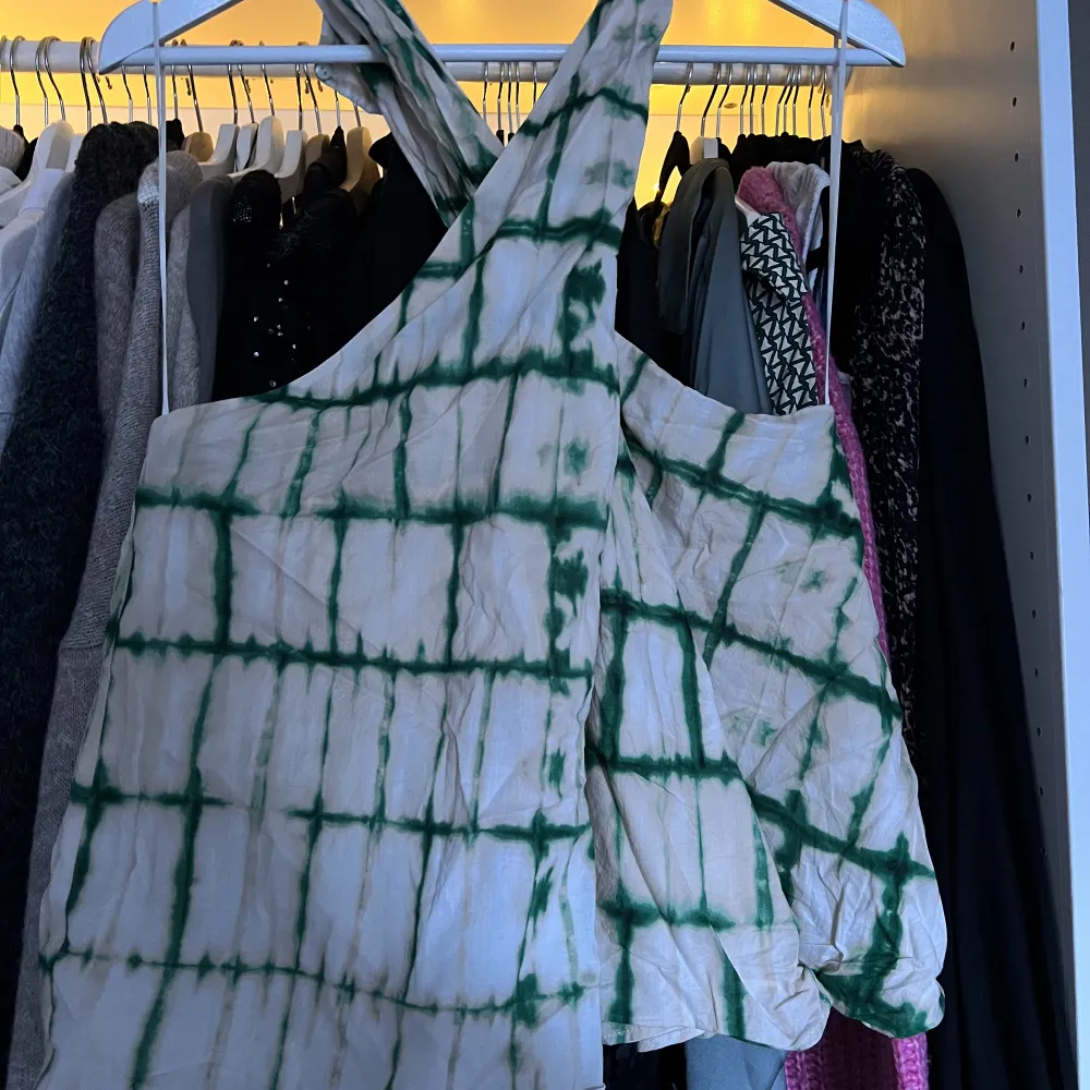Ett grönt/vit linne från zara, använd fåtal gånger💚🤍 nypris 249. Toppar.