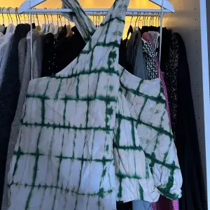 Ett grönt/vit linne från zara, använd fåtal gånger💚🤍 nypris 249