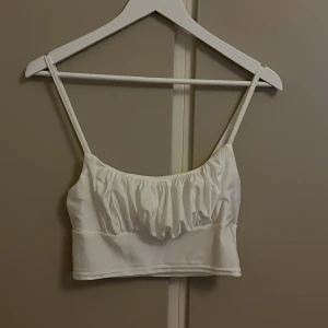 Crop top shein  - Jättesöt Crop top ifrån shein med justerbara band i storlek S! Aldrig kommit till användning. 