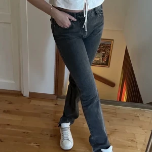 Zara jeans  - Superfina jeans från zara med slit💞Kontakta för frågor eller mått