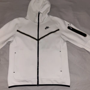Nike tech  - Säljer min killes Nike Tech kofta, jättefin 🤍