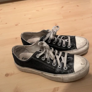 Platå converse - Converse med högre sula i svart med glitter. Jättesnygga o kan tvätta de också! Säljer då jag aldrig använder dom längre ❤️