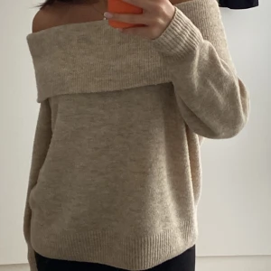 Beige off-shoulder tröja  - Jätte fin och skön men kommer inte till användning!