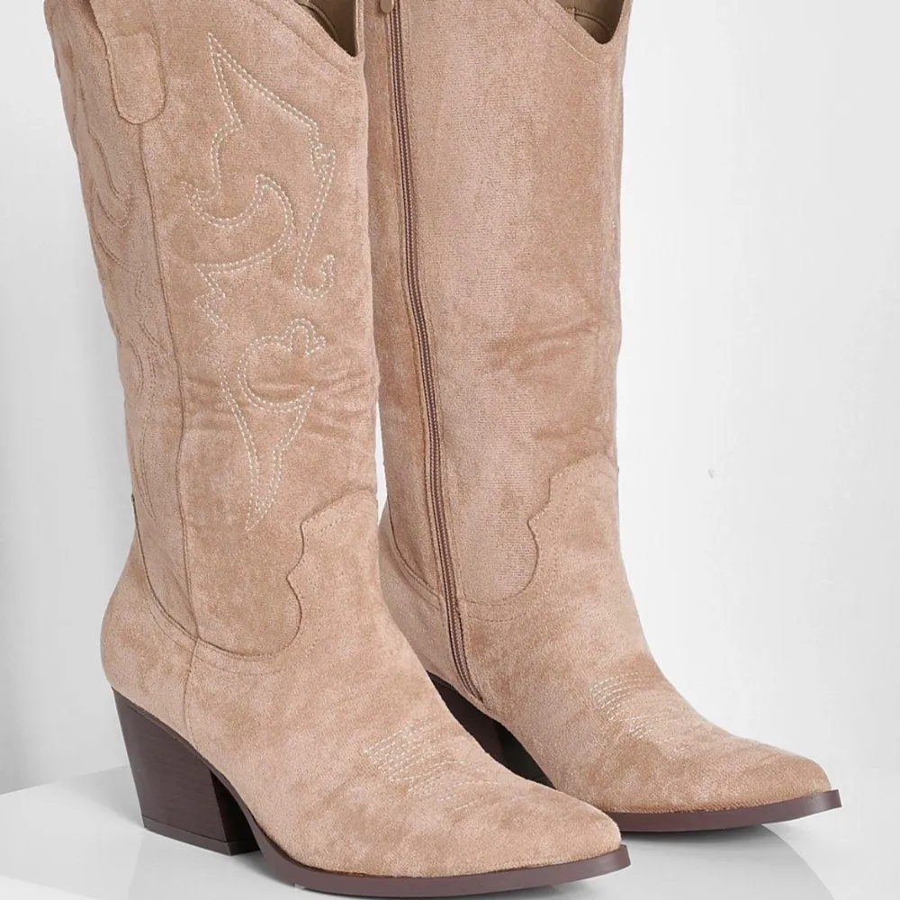 JÄTTE SNYGGA KNÄHÖGA COWBOYBOOTS MED DETALJER! använda 1 gång, köpte för 810 kr. Skor.