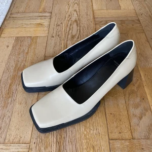 Vagabond  - Superfina och trendiga klackar från vagabond i modellen Edwina. Aldrig använda tyvärr då dem är för stora för mig. Köpta för 1400kr
