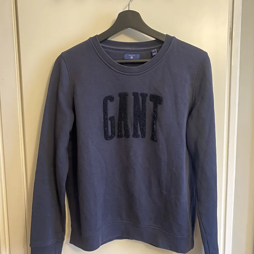 Säljer en marinblå Gant-tröja i fint skick. Strl M, dam.. Tröjor & Koftor.