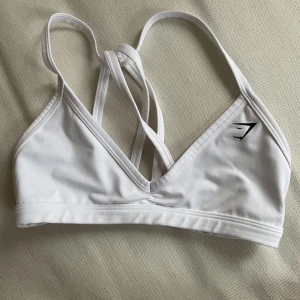 GYMSHARK sportbh - Sportbh från Gymshark, använd 2-3 gånger så i fint skick! DOCK klippt hål för att kunna lägga in pads men inget som märks/känns 😃 
