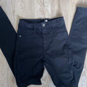 Ett par svarta skinny jeans från Gina!💗 de är i storlek S! De är i fint skick!💗🙌🏼  säljer för 40 ink frakt! BETALA VIA SWISH ‼️ TRYCK EJ PÅ KÖP NU‼️ EJ FRI FRAKT‼️