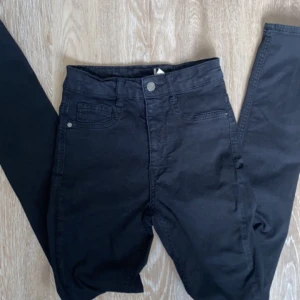 Jeans  - Ett par svarta skinny jeans från Gina!💗 de är i storlek S! De är i fint skick!💗🙌🏼  säljer för 40 ink frakt! BETALA VIA SWISH ‼️ TRYCK EJ PÅ KÖP NU‼️ EJ FRI FRAKT‼️