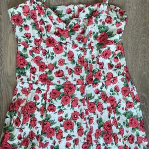 En gullig blommig klänning från Gina! 💗 den är i storlek 36! 🫶🏼 klänningen är i väldigt fint skick! Säljer den för 70kr ink frakt! 💗🙌🏼 BETALA VIA SWISH‼️ TRYCK EJ PÅ KÖP NU‼️ EJ FRI FRAKT ‼️