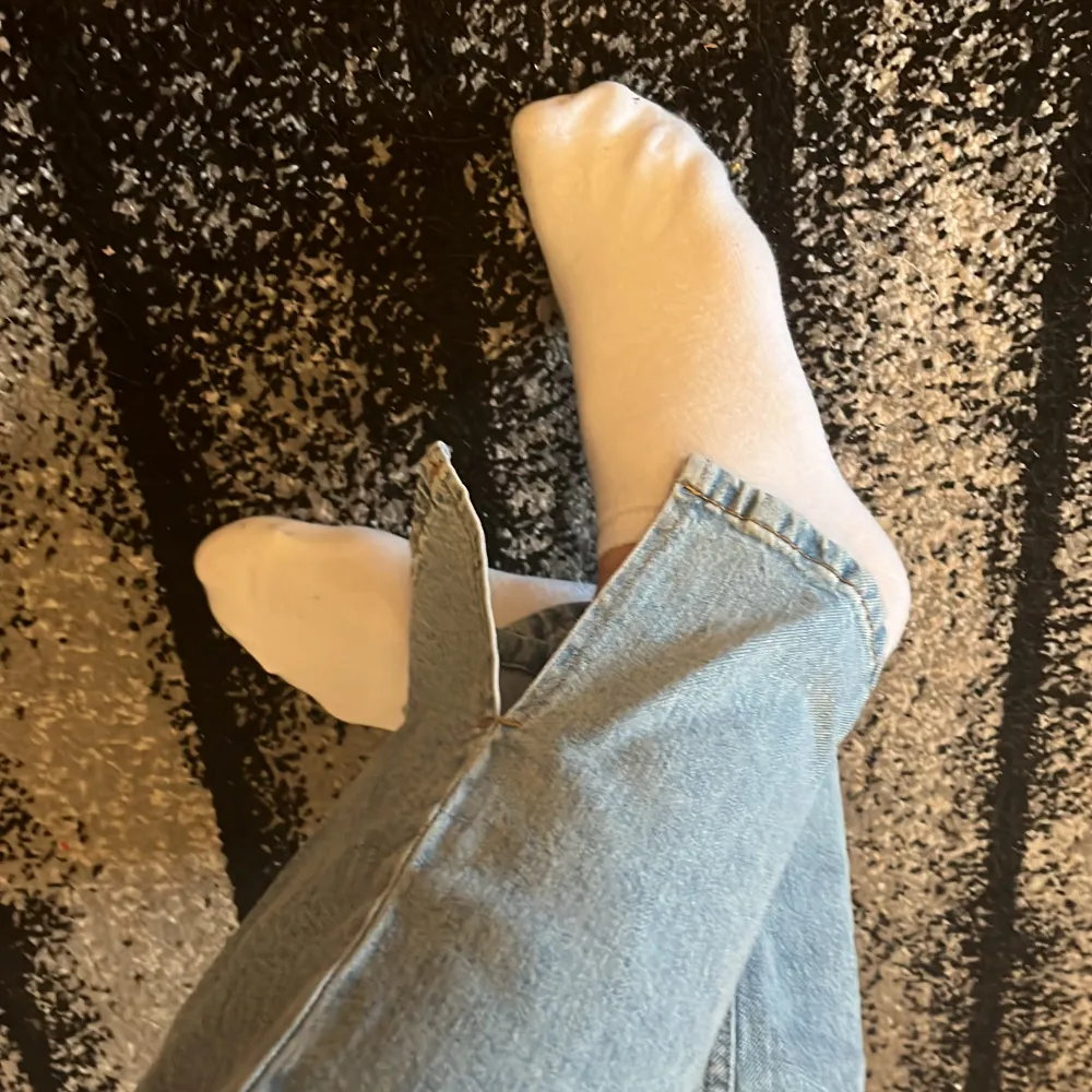Ljusblåa jeans som är använda en del, men fortfarande i fint skick. Bra i längden och jag är 161 cm lång.. Jeans & Byxor.