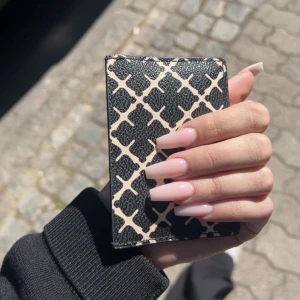 Marlene Birger plånbok - Den har en defekt. Liteb syns knappt. 