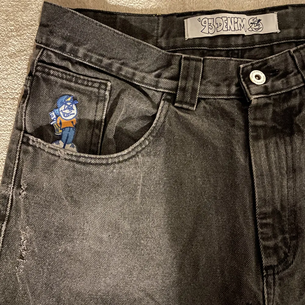 Säljer nu dessa 93 denim jeans för jag inte använder dem längre. Skicket är bra förutom att dem är lite slitna vid ena låret och vid benen där nere. Skriv gärna ifall du undrar något och priset kan diskuteras.✌🏽. Jeans & Byxor.