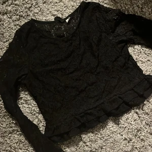 Spets tröja/blus - tröja/blus med spets från hm inte använd storlek M