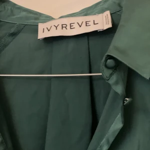 Mörkgrön blus  - Mörkgrön blus från Ivyrevel, perfekt till jobbet!   Fina klädda knappar 