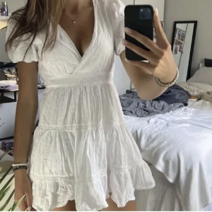 Zara Klänning - En vit klänning från Zara som passar perfekt till sommaren eller studenten. Endast använd en dag och är tvättad och som i nyskick. Storlek S💓