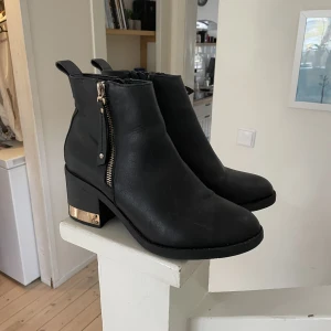 Boots från din sko - Jättefina din sko klackar i st 40. Har bara använt ett fåtal gånger så i jättefint skick! 6cm klack och väldigt tjock så enkla att gå i :)