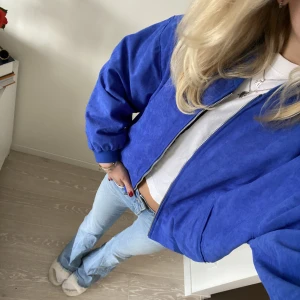 Bomberjacka  - Så sjukt cool bomberjacka i mocka imitation, nästan aldrig använd ❤️