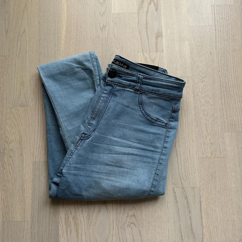 Fitjeans 360 V2 High Waist Färg: Artic Light Blue  Knappt använda så i bra skick! Storleksmässigt normalt  Inköpta för 1400kr. Jeans & Byxor.