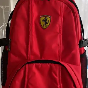 Ferraris ryggsäck, original. Inhandlad i Monte Carlo, sparsamt använd. Kul om någon skulle vilja använda den vidare…