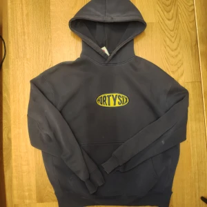 District 46 Hoodie - D 46 Hoodie i använt skick. Lite slitage längst ut i armarna. Annars bra skick. Står S på hoodien men 46 kläder är lite större så skulle säga att den passar mer som M.  