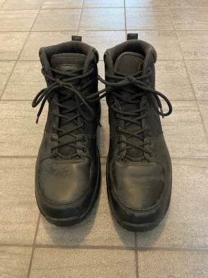 NIKE höst/vinter sneakers  - Fodrade NIKE sneakers storlek 44. Sparsamt använda.